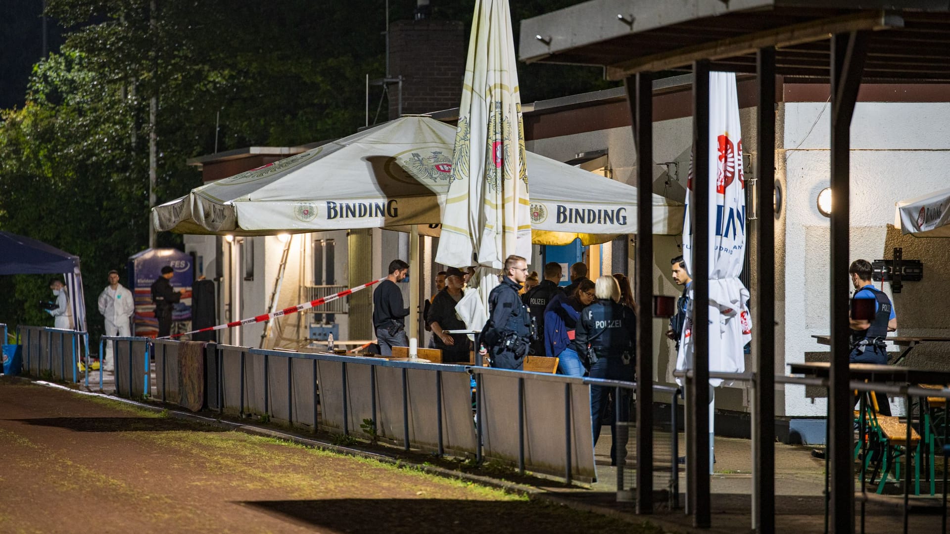 Die Polizei sichert den Tatort: Der Vorfall ereignete sich auf dem Gelände eines örtlichen Fußballvereins.