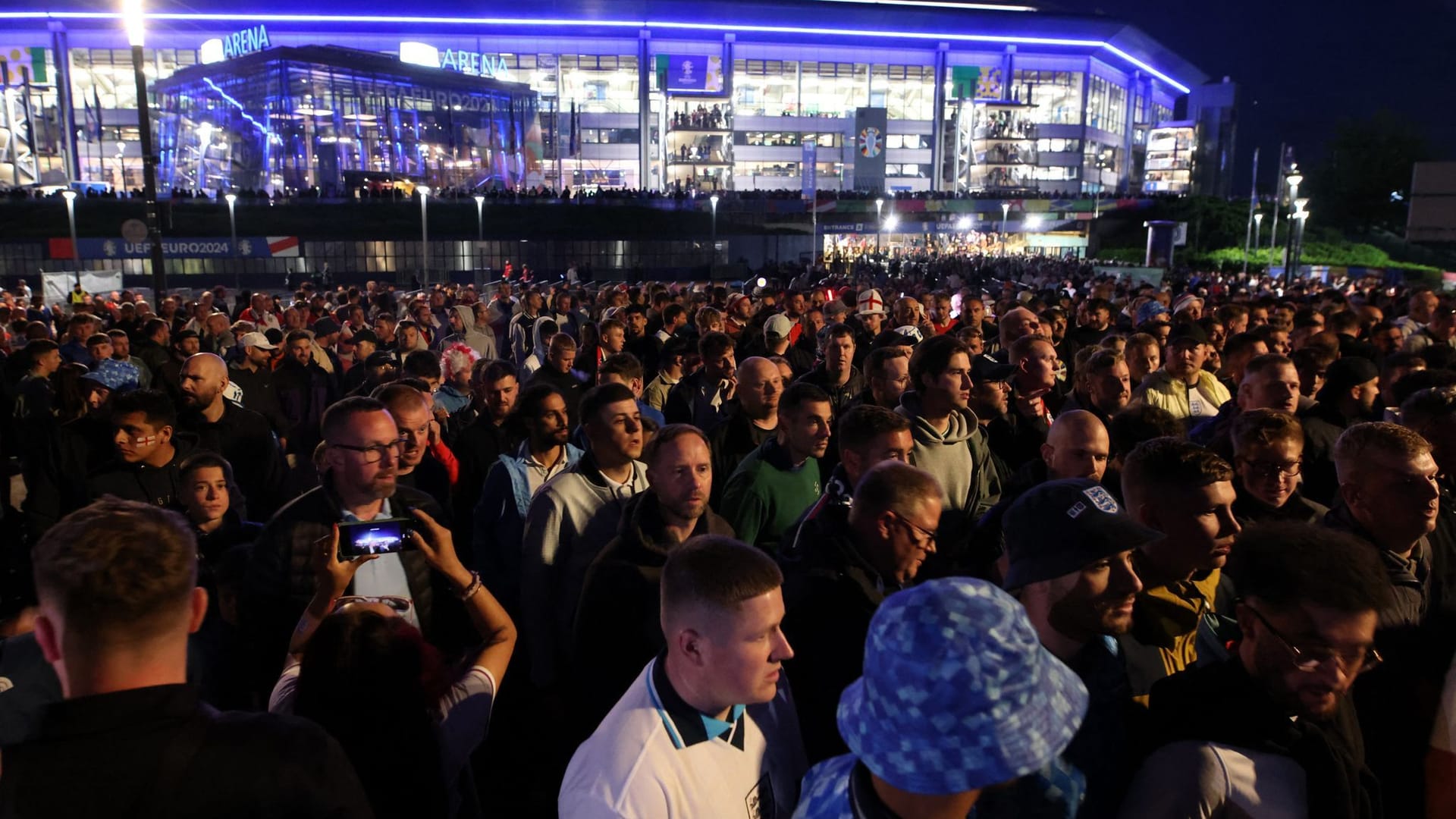 Fans beim Verlassen der Schalker Arena: Viele von ihnen beschwerten sich über Chaos bei der Abreise.