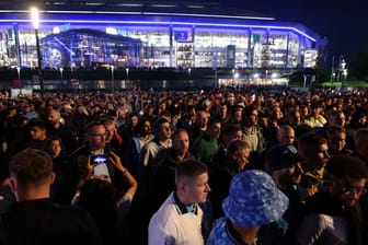 Fans beim Verlassen der Schalker Arena: Viele von ihnen beschwerten sich über Chaos bei der Abreise.