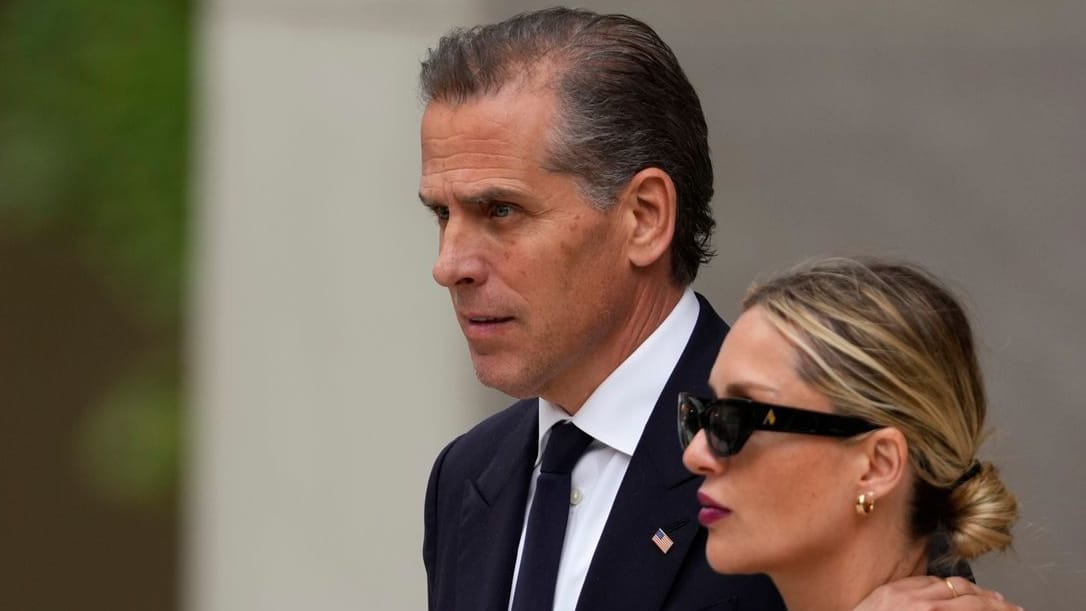 Hunter Biden (l.) und seine Frau Melissa verlassen das Gericht in Delaware.