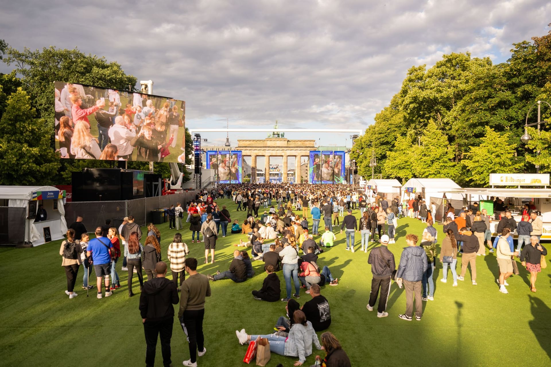 ARCHIV - 12.06.2024, Berlin: Fußball: EM, Eröffnungsfeier der Fanmeile am Brandenburger Tor, Zahlreiche Menschen haben sich in der Fanzone versammelt.