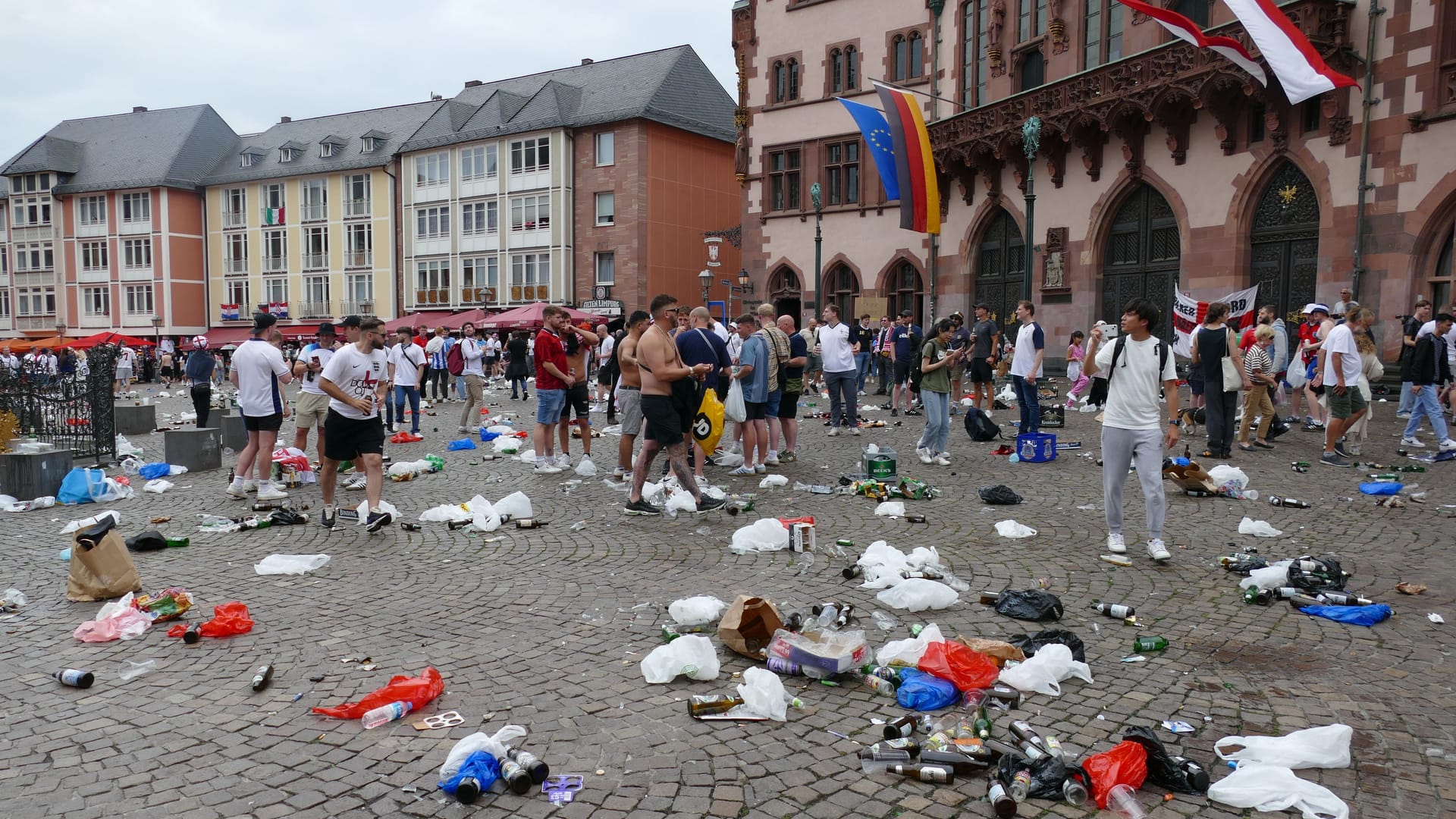 Hinterlassenschaften nach dem "Aufwärmen" englischer Fans auf dem Frankfurter Römerberg.