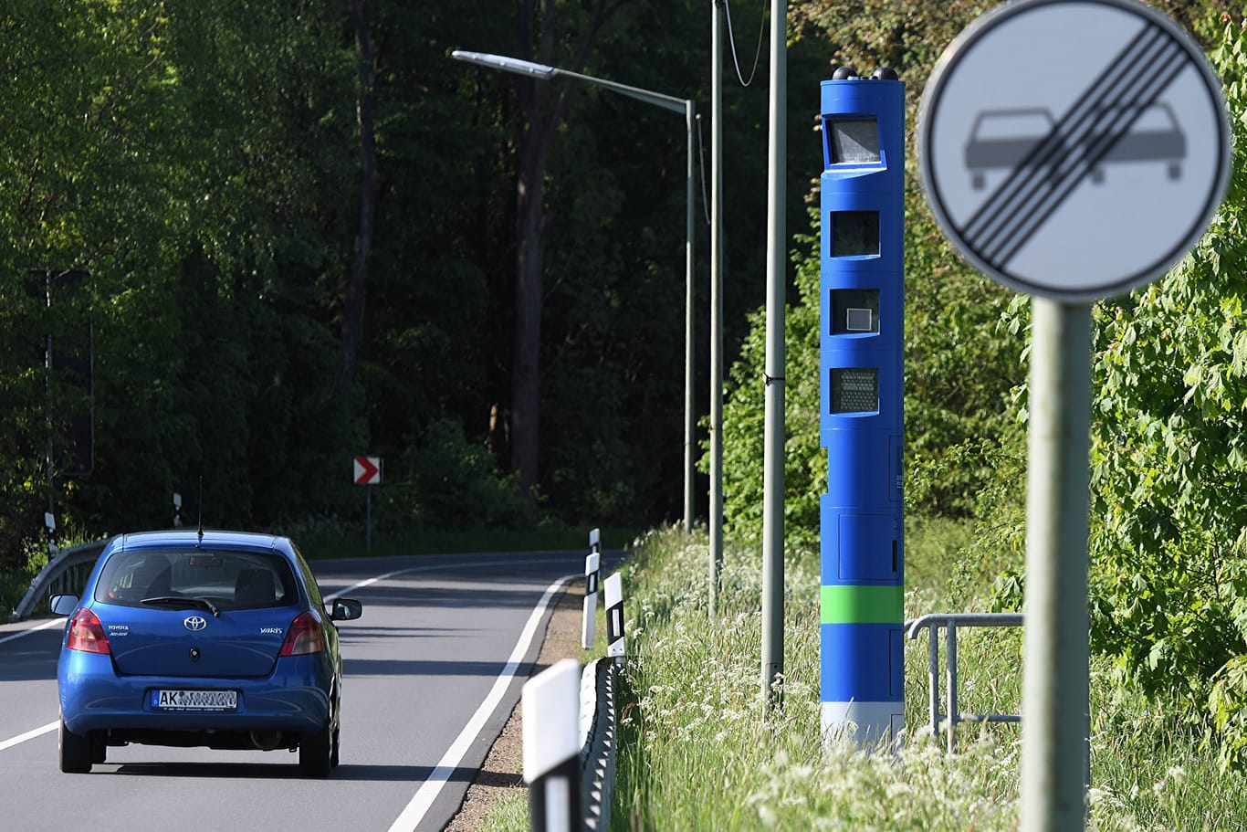 Blaue Säule am Straßenrand. Viele Autofahrer halten sie für eine Radarfalle.