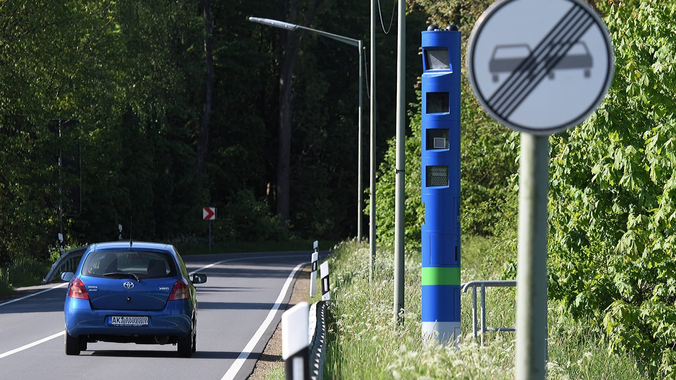 Blaue Säule am Straßenrand. Viele Autofahrer halten sie für eine Radarfalle.