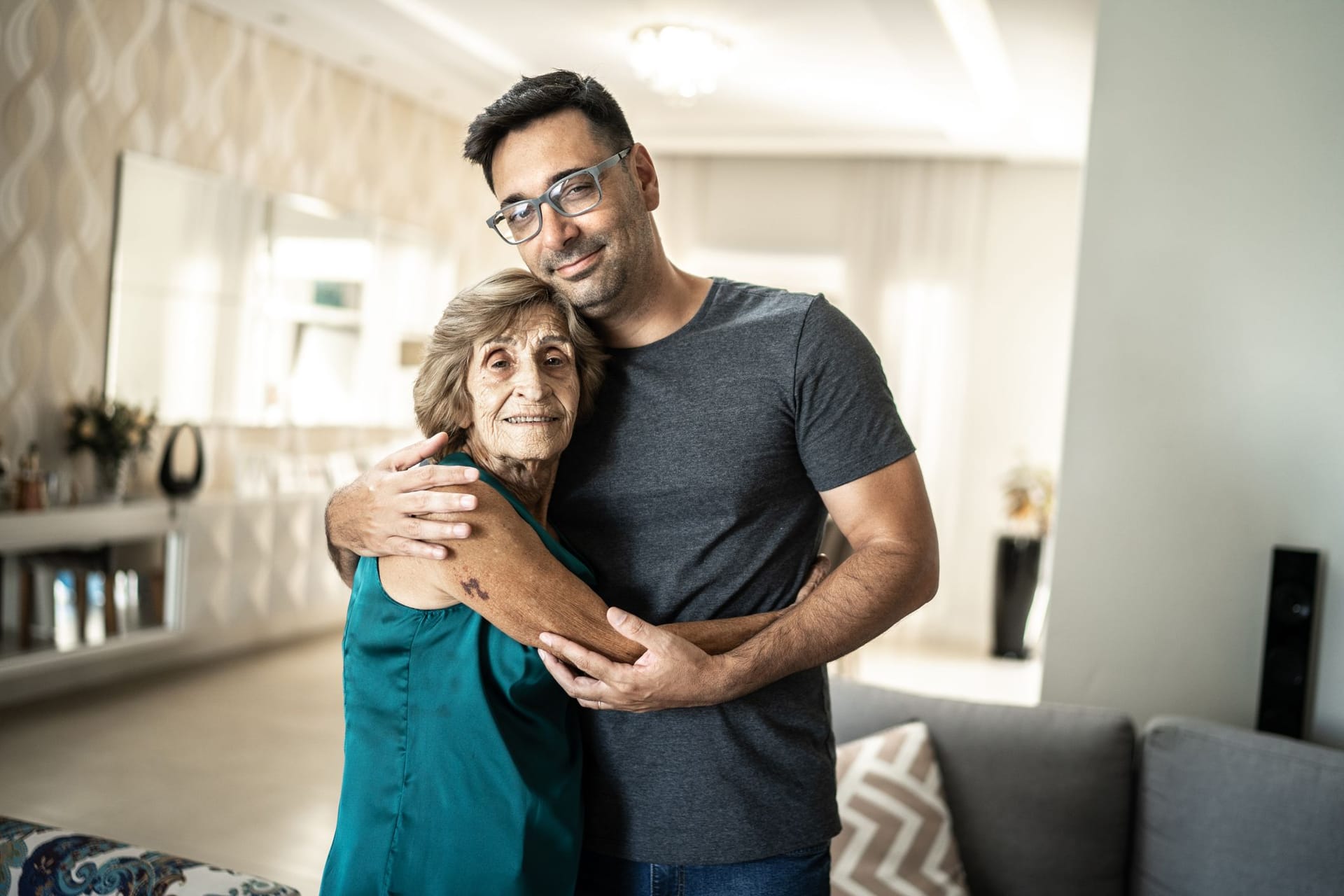 Sohn und Mutter umarmen sich: Wer ausreichend verdient, kann vom Staat zur Kasse gebeten werden, wenn die Eltern ins Pflegeheim kommen.