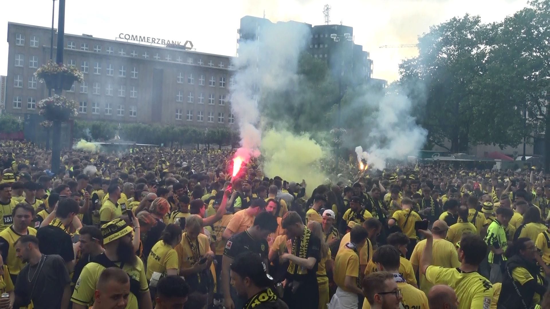 BVB-Fans auf dem Hansaplatz: 7.500 Fans fieberten am Samstag beim Champions-League-Finale mit.