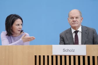 Baerbock und Bundeskanzler Olaf Scholz (SPD): Mit Blick auf neue EU-Sanktionen gegen Russland droht neuer Streit zwischen Kanzleramt und dem Außenministerium.