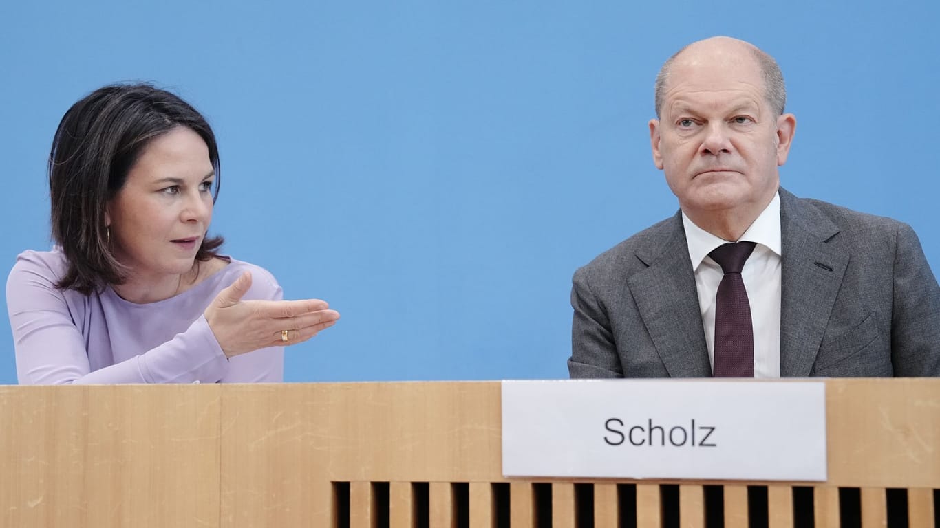 Baerbock und Bundeskanzler Olaf Scholz (SPD): Mit Blick auf neue EU-Sanktionen gegen Russland droht neuer Streit zwischen Kanzleramt und dem Außenministerium.