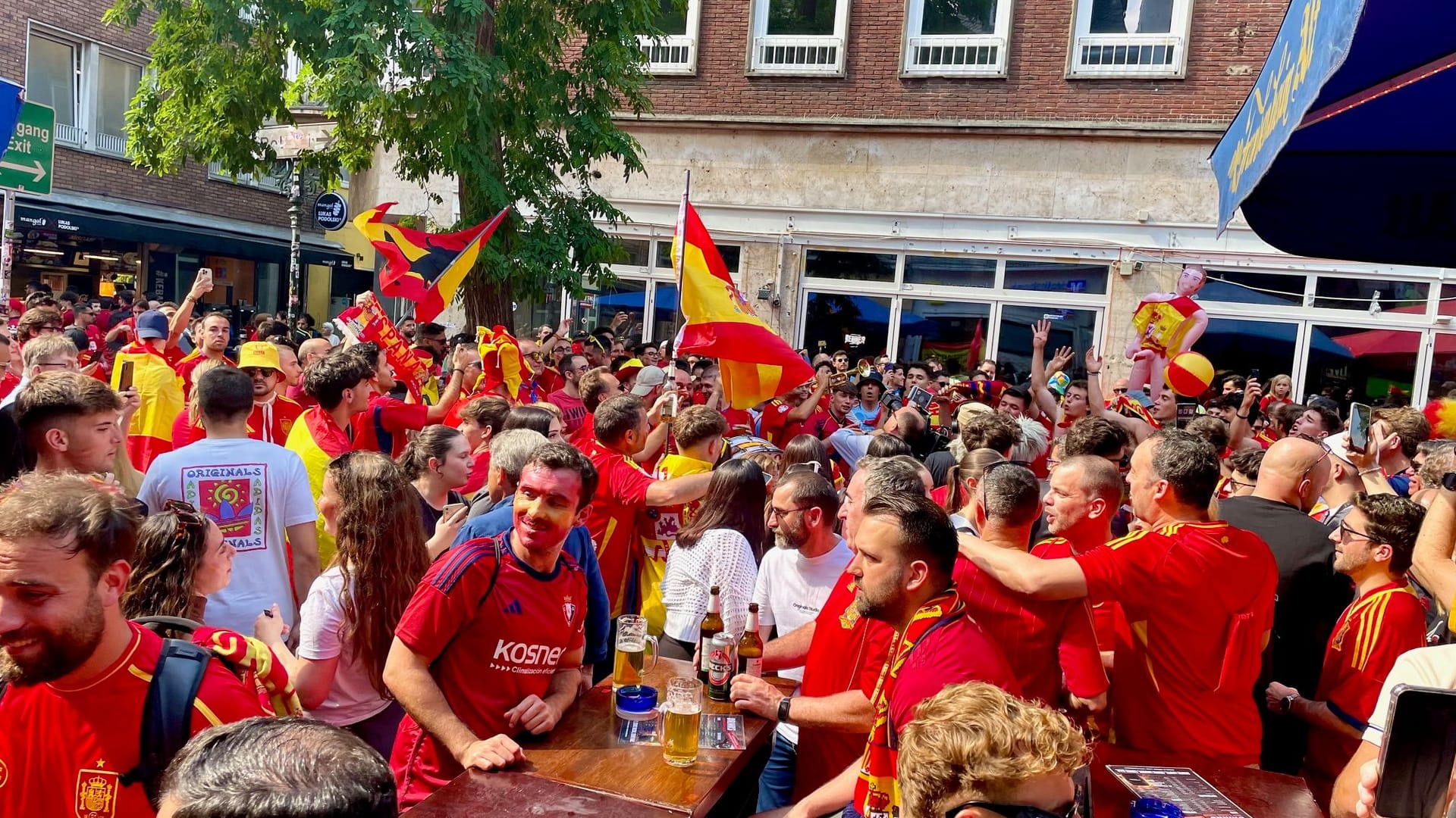 Die spanischen Fans feierten in der Bolkerstraße.