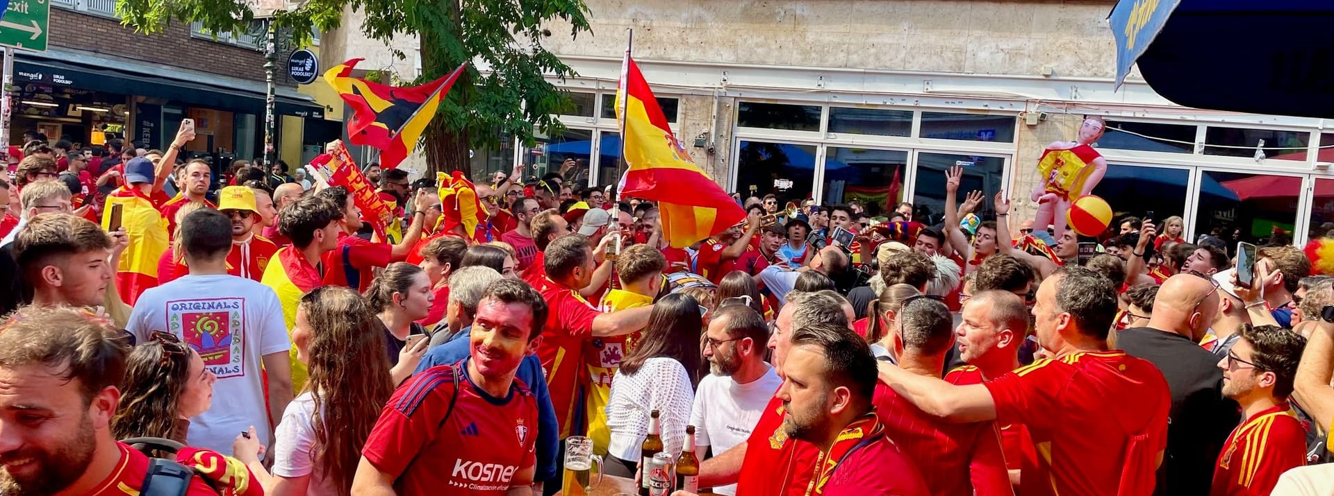 Die spanischen Fans feierten in der Bolkerstraße.