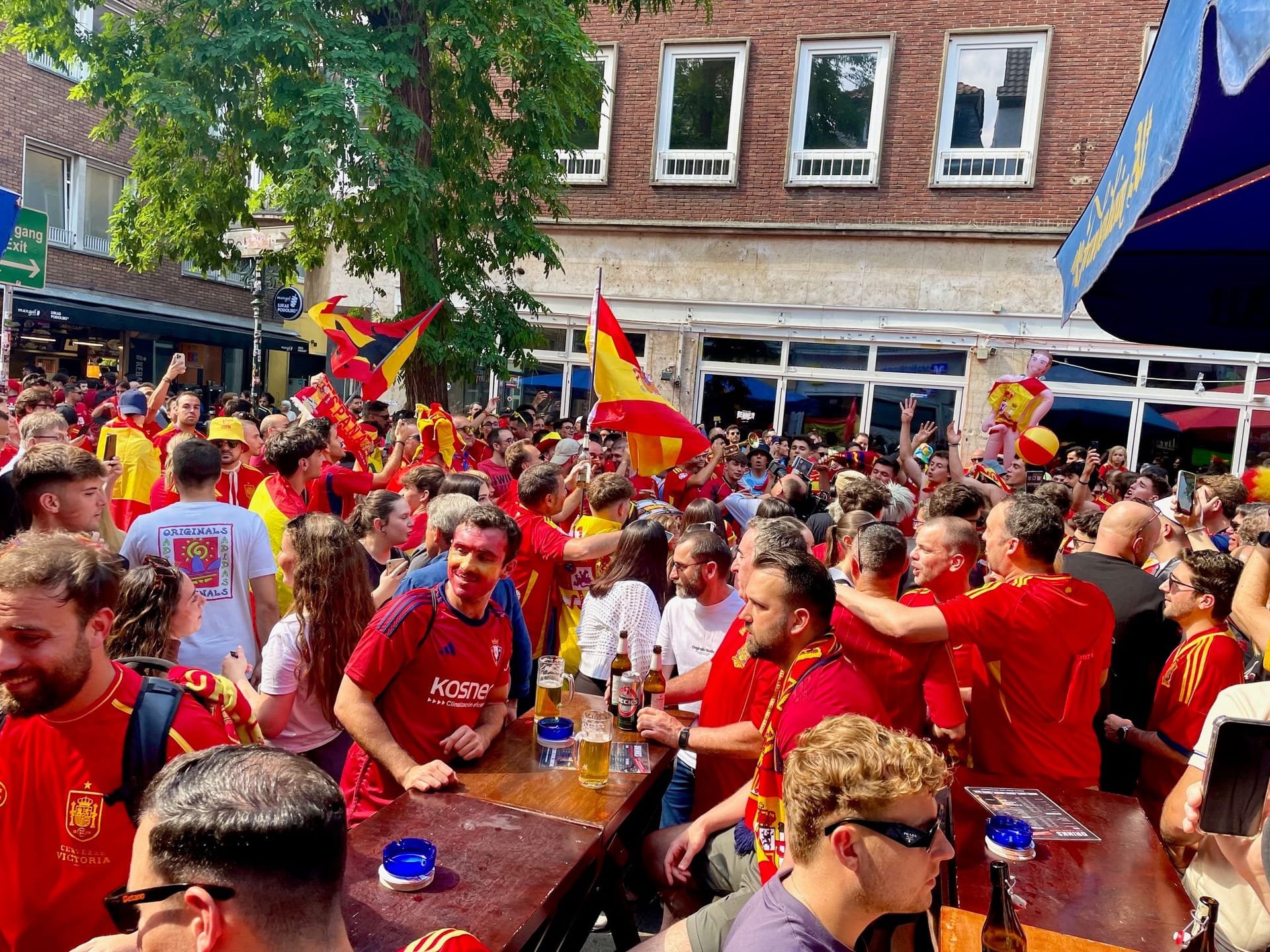 Die spanischen Fans feierten in der Bolkerstraße.