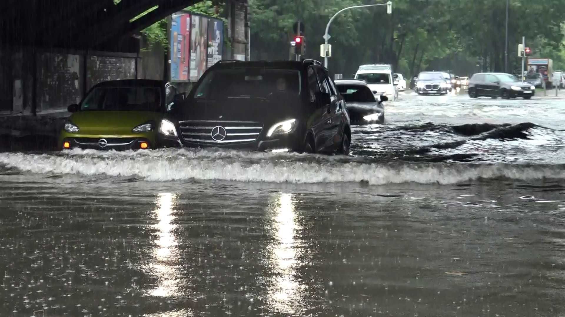 Auf Tauchfahrt: Der Starkregen setzte eine Unterführung unter Wasser.