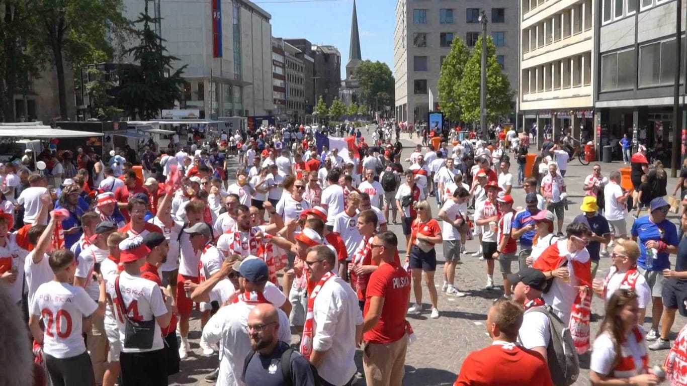 Polinische Fans in der Innenstadt: Sie feiern friedlich bisher.
