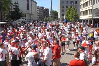 Polinische Fans in der Innenstadt: Sie feiern friedlich bisher.