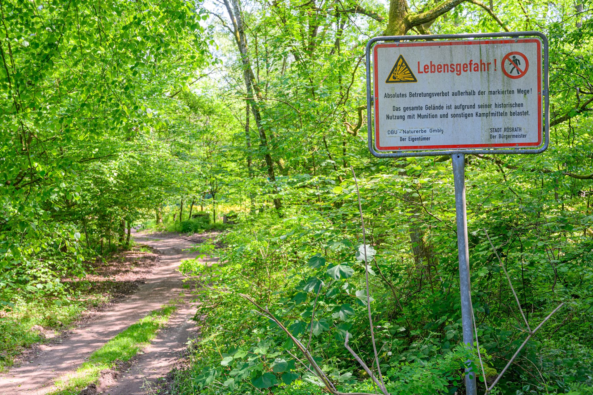 Ein Schild warnt in der Wahner Heide davor, die Wege zu verlassen.