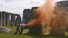 Stonehenge mit Farbe besprüht: Ein Video zeigt, wie Passanten die Aktivisten versuchen zu stoppen.