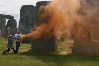Stonehenge mit Farbe besprüht: Ein Video zeigt, wie Passanten die Aktivisten versuchen zu stoppen.