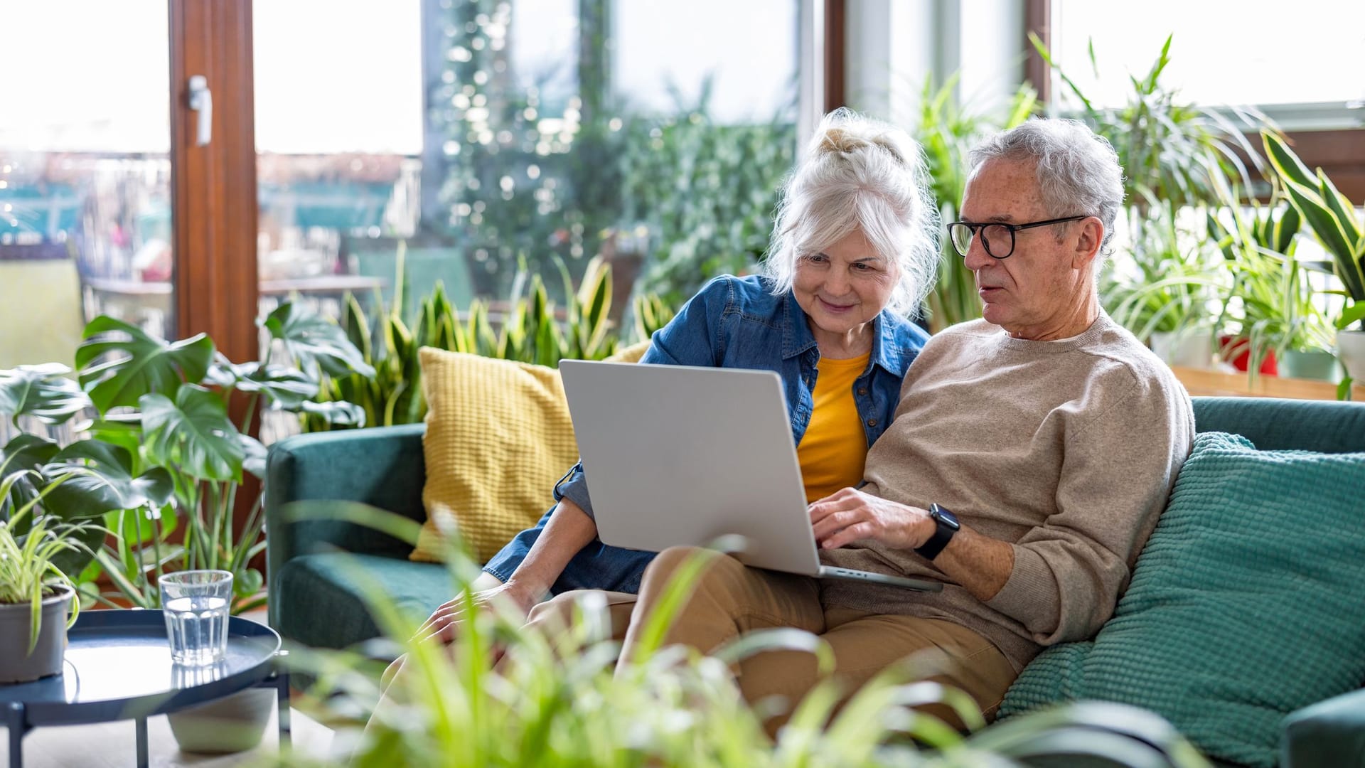 Rentnerpaar am Laptop: Derzeit zahlt die Rentenversicherung noch sechs verschiedene Altersrenten aus.