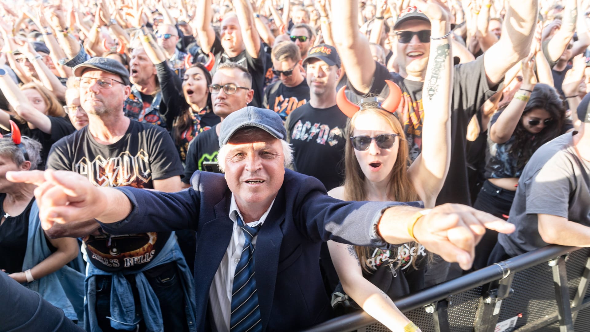 Ausgelassene Fans bei AC/DC-Konzert in der Rinne: Am Mittwochabend ist die Stimmung gekippt.