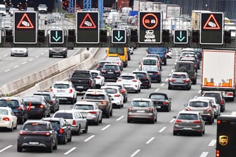 Stau auf der A7 vor dem Elbtunnel (Archivbild): Am Wochenende könnten Autofahrer im Norden wieder gute Nerven gebrauchen.