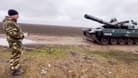 Ukraine-Krieg: Videoaufnahmen sollen modifizierten Panzer vom Typ T-72AMT zeigen.