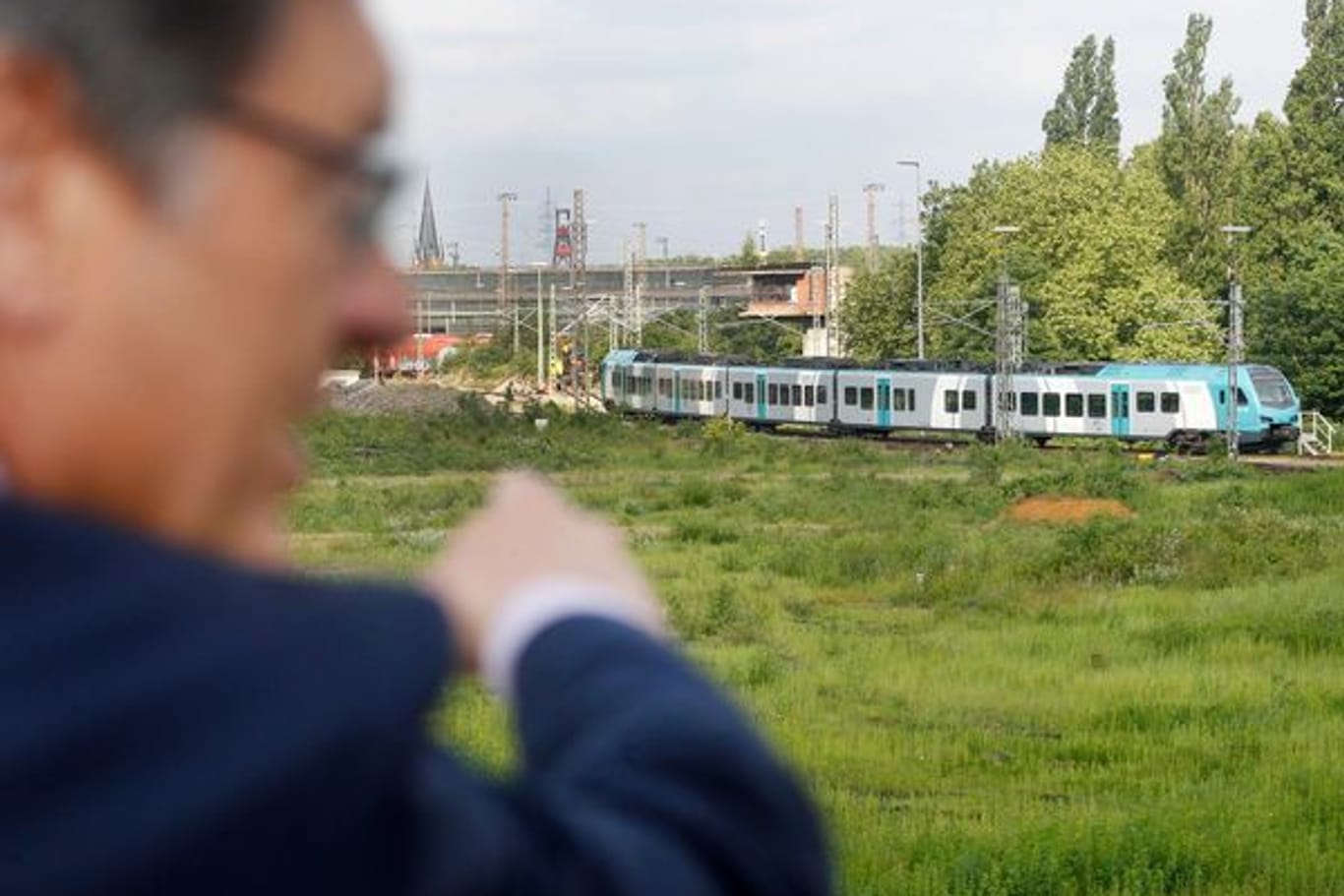 Hernes Bürgermeister Frank Dudda (SPD) erklärt den Verlauf einer geplanten Seilbahn, die den Bahnhof Wanne-Eickel mit dem dahinterliegenden alten Zechengelände verbinden soll.