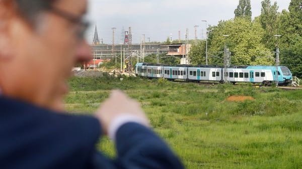 Hernes Bürgermeister Frank Dudda (SPD) erklärt den Verlauf einer geplanten Seilbahn, die den Bahnhof Wanne-Eickel mit dem dahinterliegenden alten Zechengelände verbinden soll.