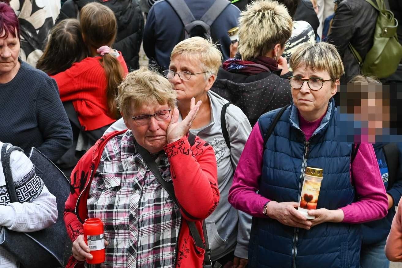 Trauernde in Döbeln: Sie gedenken der getöteten Valeriia.