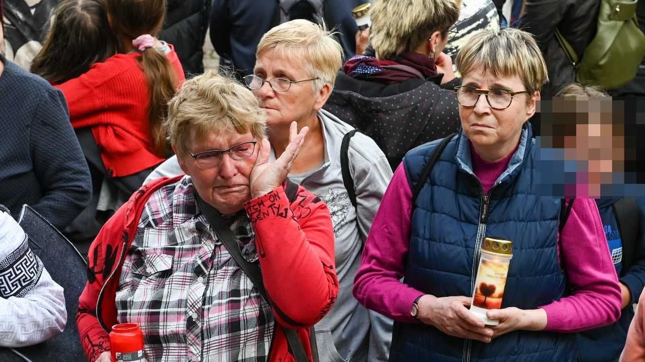 Trauernde in Döbeln: Sie gedenken der getöteten Valeriia.