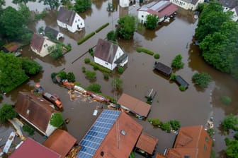 In Dinkelscherben im Landkreis Augsburg steht ein Großteil des Ortes unter Wasser. Hier gibt es am Sonntag leider noch wenig Entspannung.