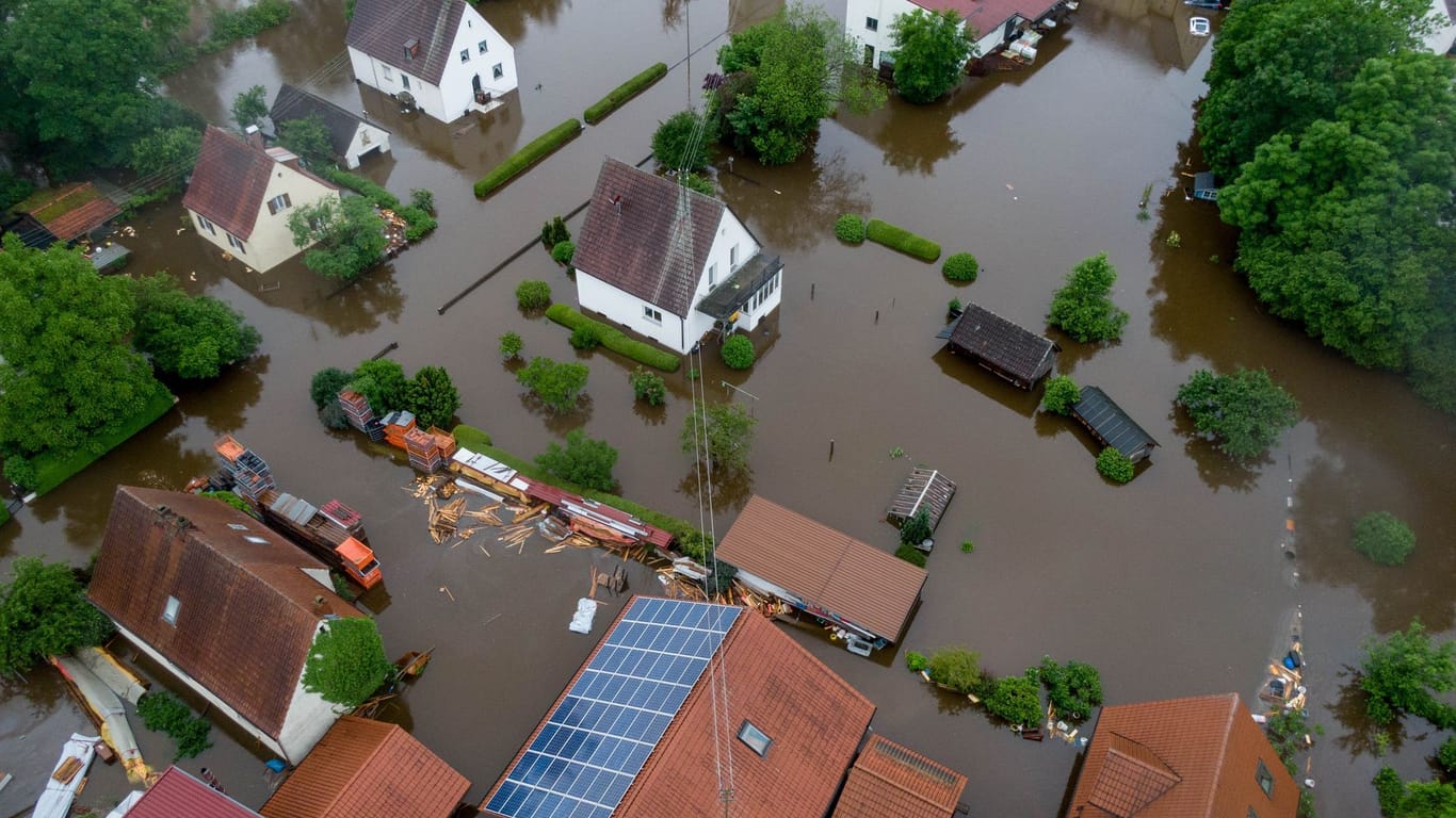 In Dinkelscherben im Landkreis Augsburg steht ein Großteil des Ortes unter Wasser. Hier gibt es am Sonntag leider noch wenig Entspannung.