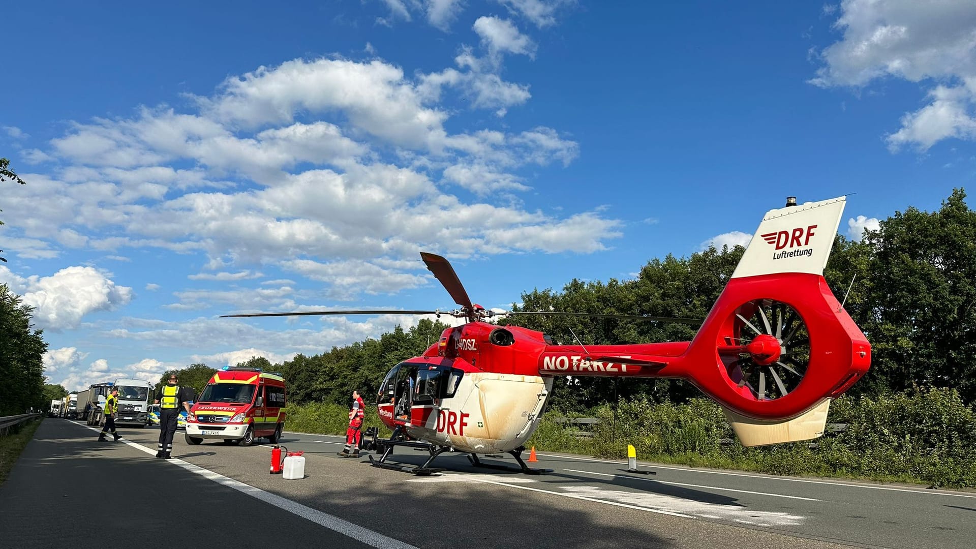 Helikopter am Boden: Der Hubschrauber hatte Flüssigkeit verloren und konnte nicht starten.