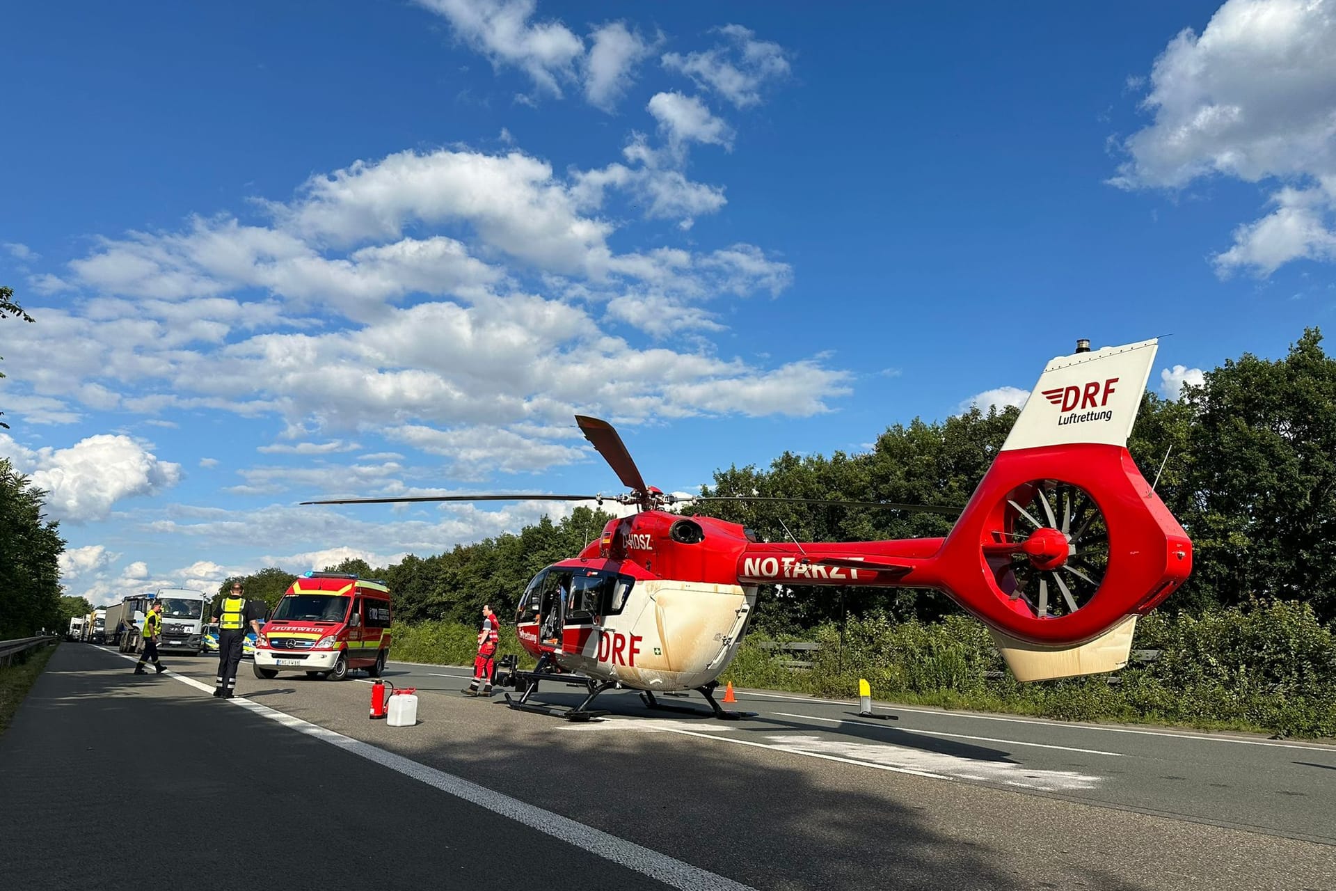 Helikopter am Boden: Der Hubschrauber hatte Flüssigkeit verloren und konnte nicht starten.