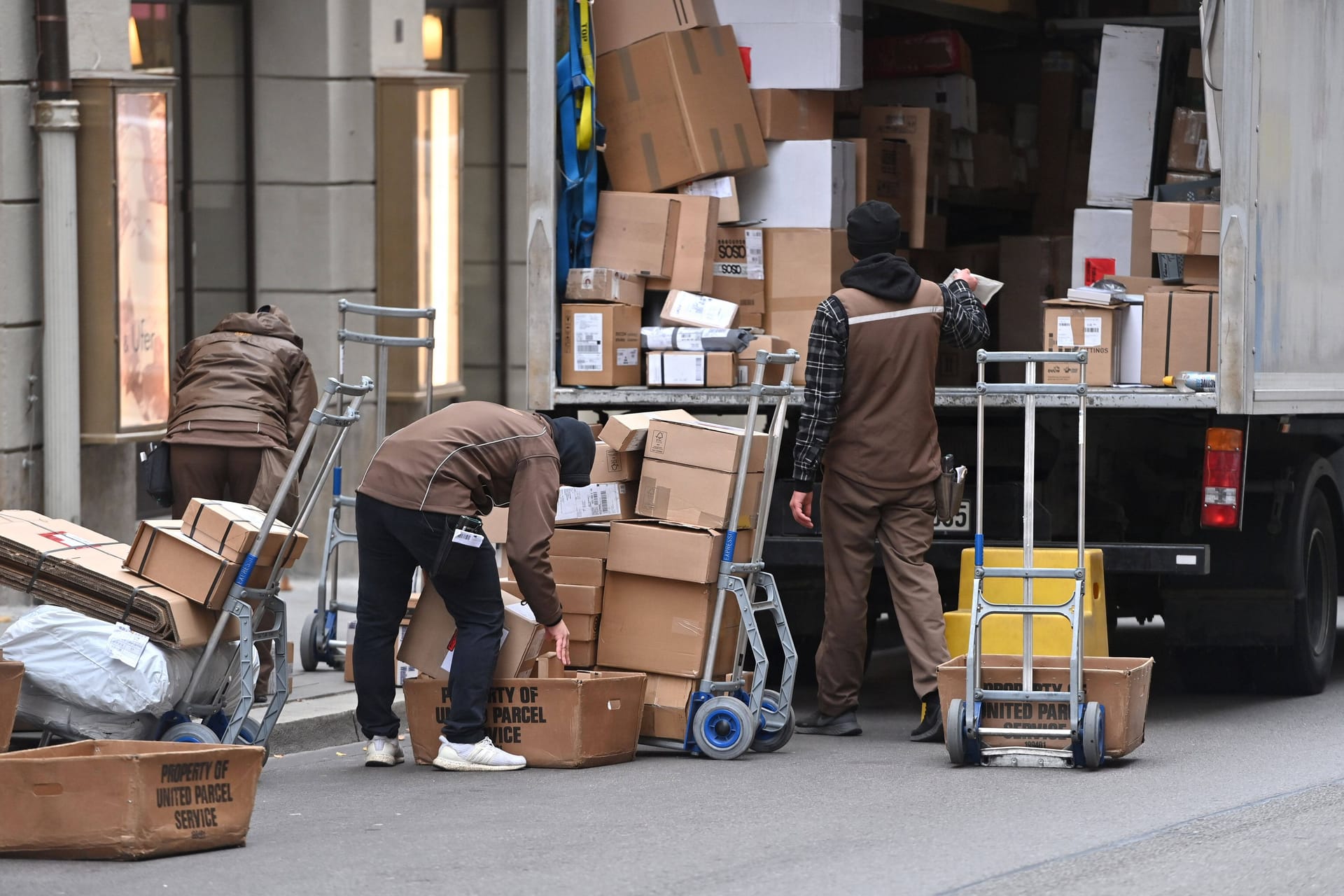 Paketboten bei der Arbeit (Symbolbild): Wer im Internet Waren bestellt, erhält nicht immer die erwartete Qualität.