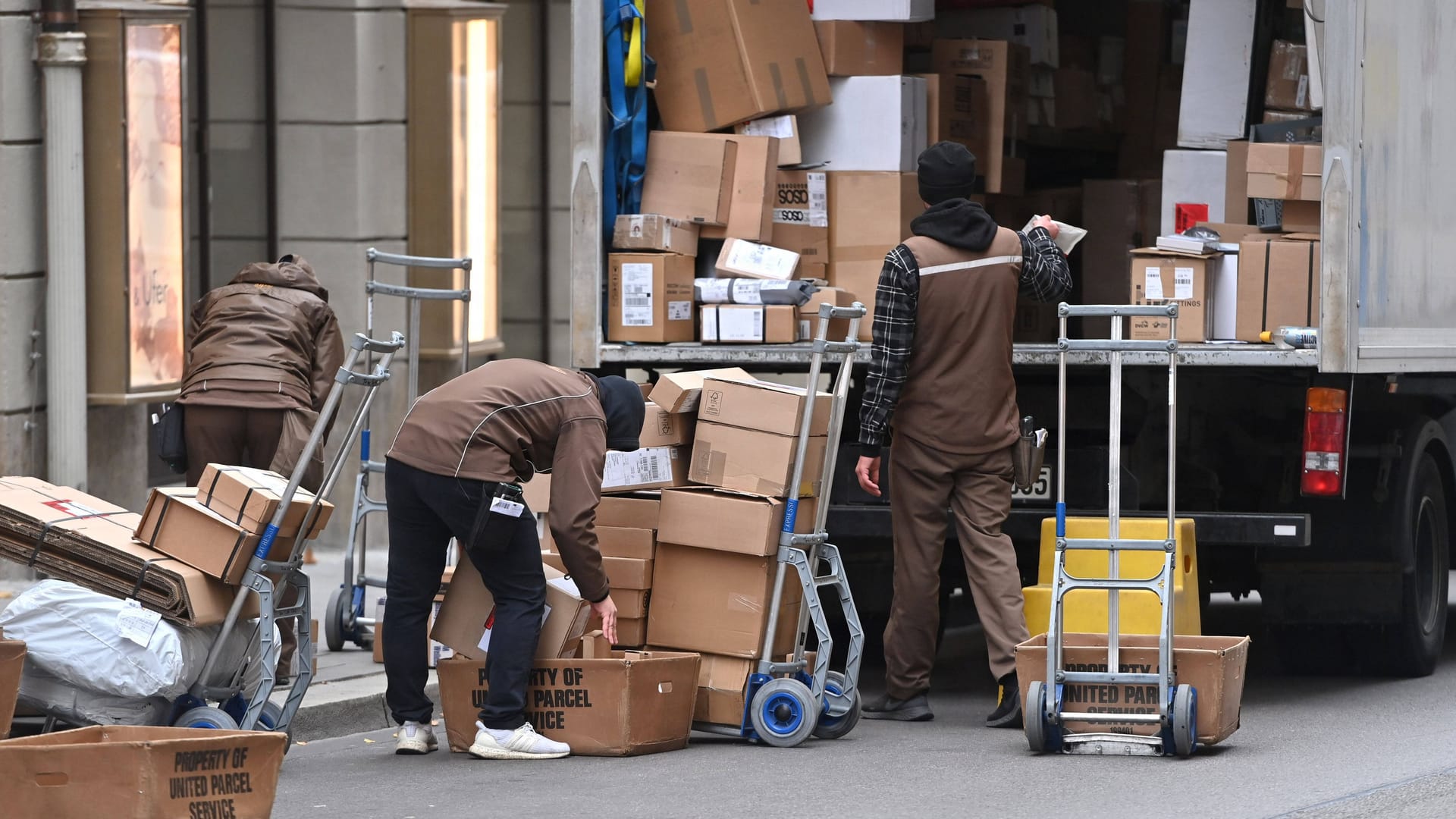 Paketboten bei der Arbeit (Symbolbild): Wer im Internet Waren bestellt, erhält nicht immer die erwartete Qualität.