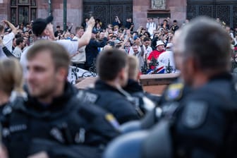 Die Polizei hat die englischen Fans in Frankfurt im Blick: Bis zu 100.000 werden angeblich in der Stadt erwartet.
