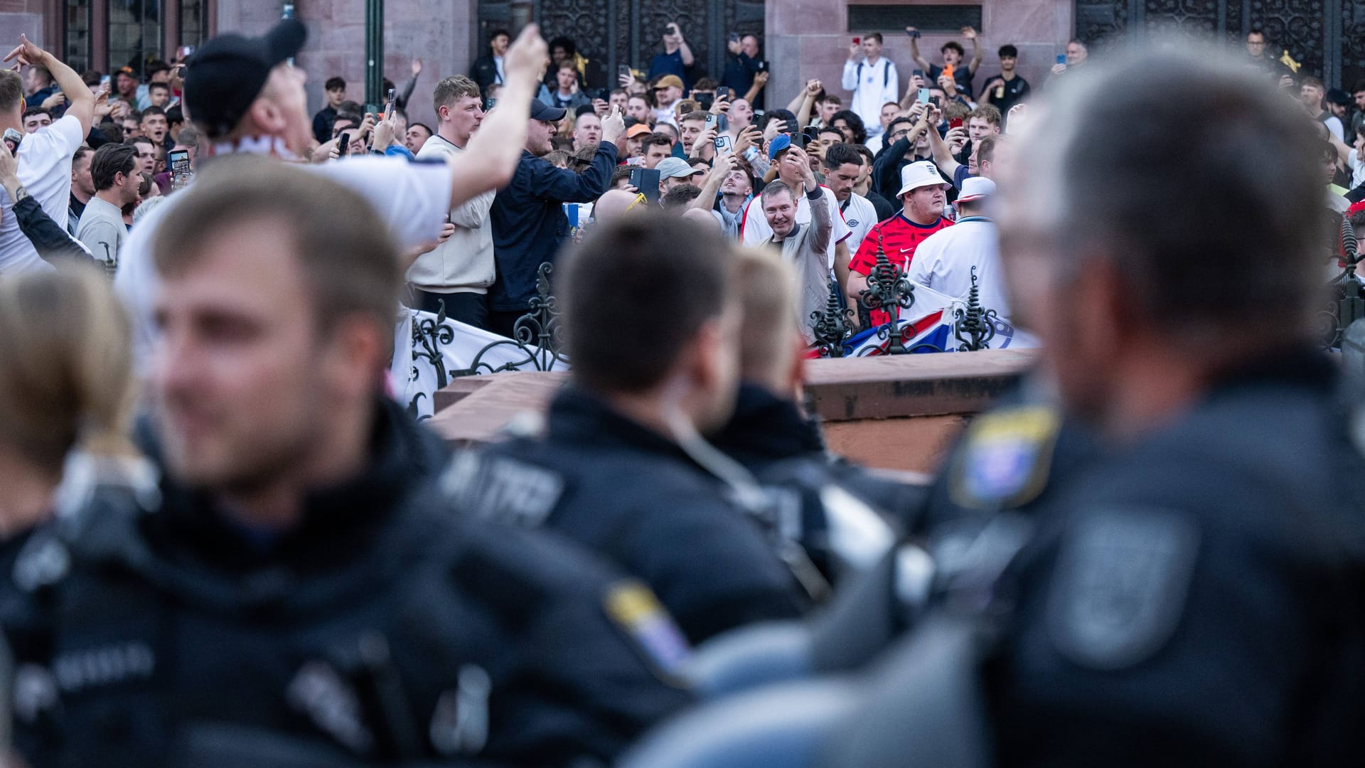 Die Polizei hat die englischen Fans in Frankfurt im Blick: Bis zu 100.000 werden angeblich in der Stadt erwartet.