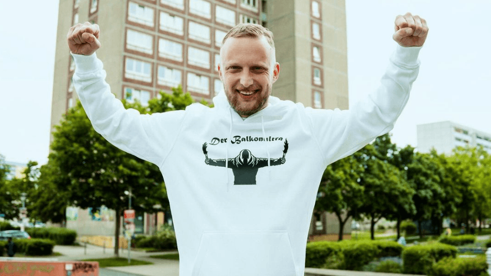 "Der Balkonultra" Niko Thoms: Mit seinen Videos spricht der Delitzscher Hunderttausende auf Tiktok und Instagram an.