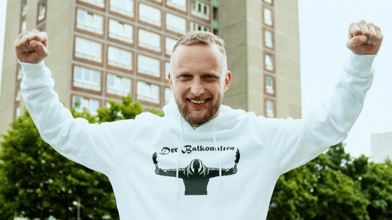 "Der Balkonultra" Niko Thoms: Mit seinen Videos spricht der Delitzscher Hunderttausende auf Tiktok und Instagram an.
