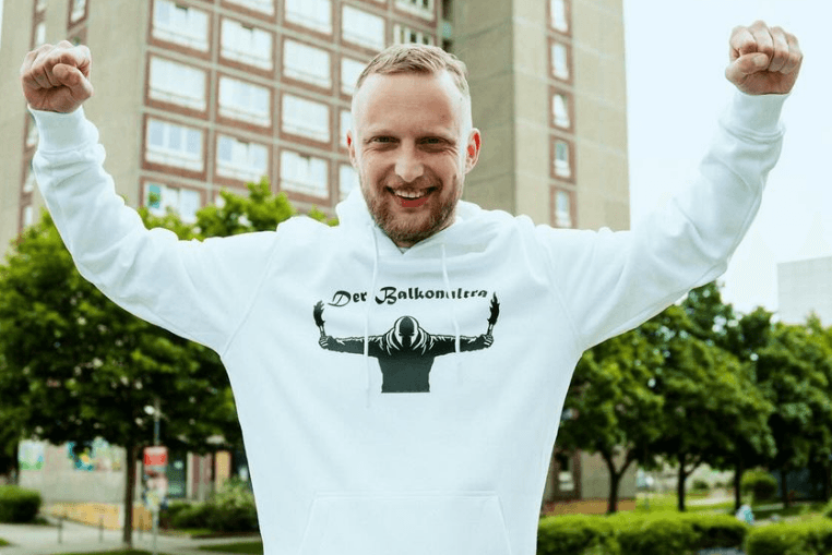 "Der Balkonultra" Niko Thoms: Mit seinen Videos spricht der Delitzscher Hunderttausende auf Tiktok und Instagram an.