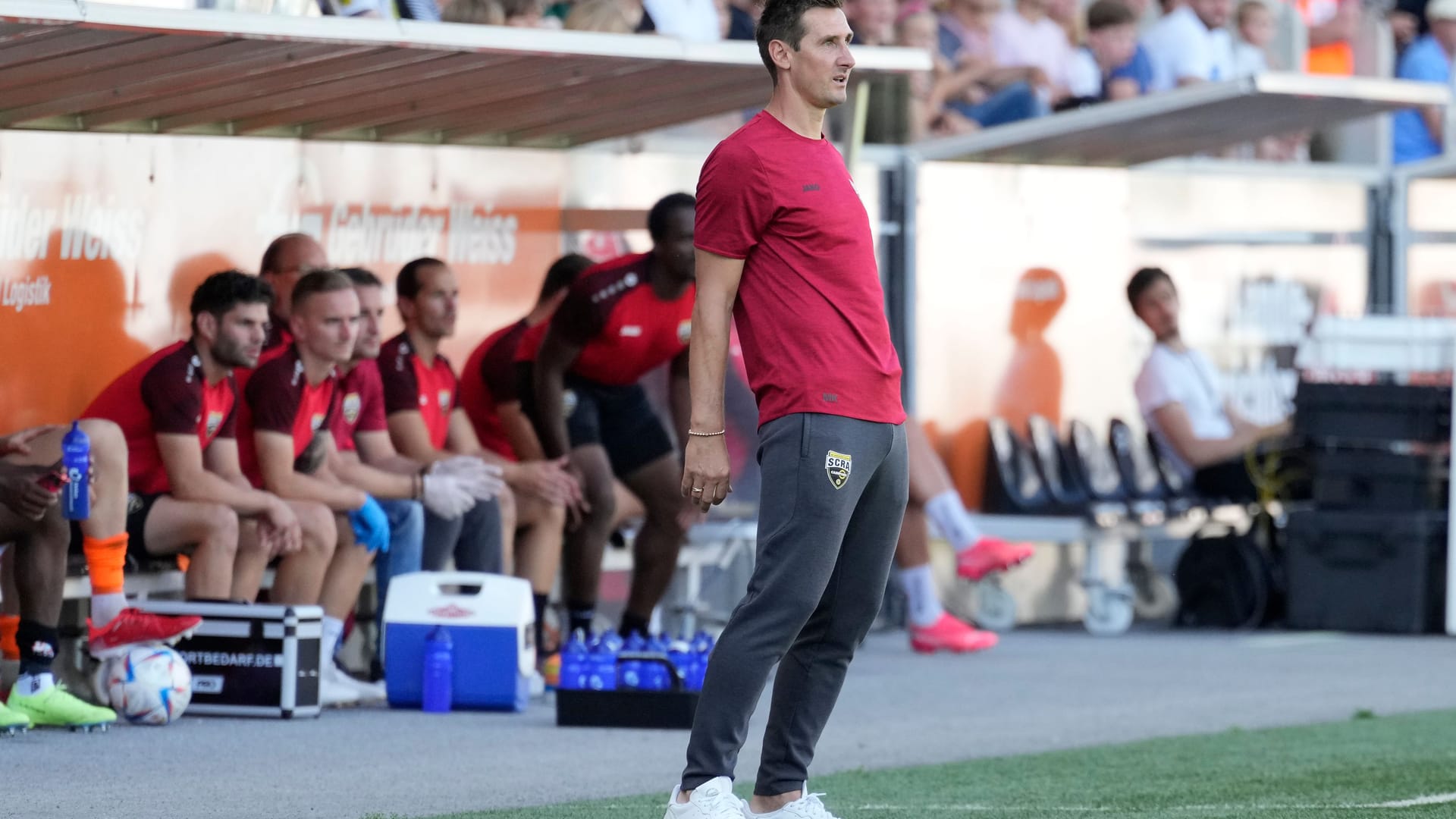 An der Seitenlinie im Cashpoint-Stadion: Beim SCR Altach lief es für Klose nicht ganz so gut.