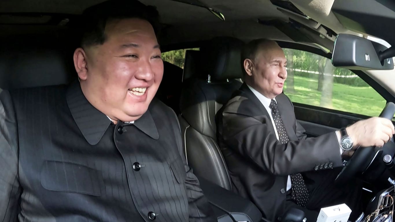 Putin und Kim Jong Un fahren Auto: Bei seinem Besuch in Pjöngjang hat der russische Präsident das Bündnis mit Nordkorea erneuert.