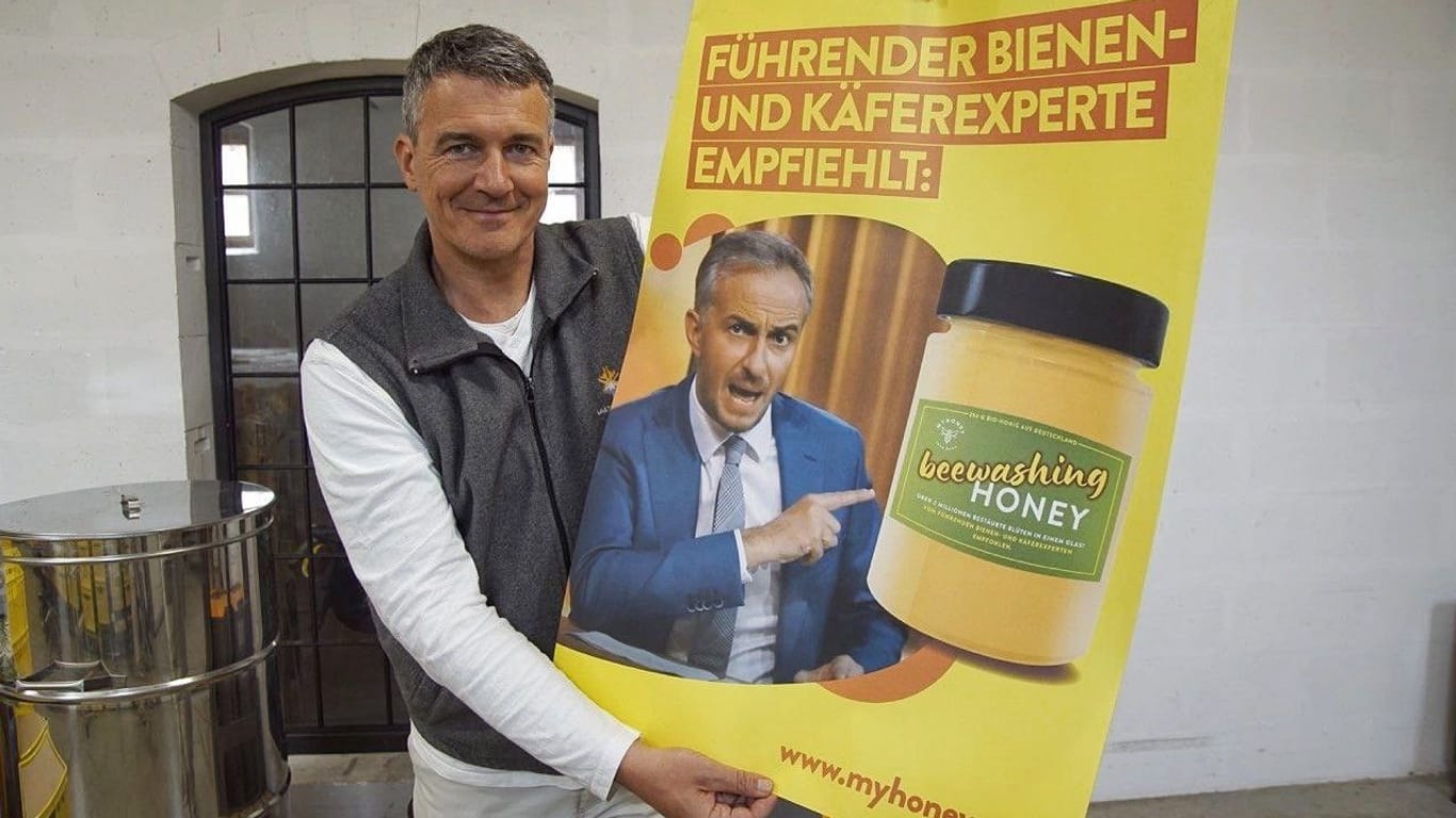 Rico Heinzig neben dem strittigen Plakat, mit dem der Imker in einem Dresdner Supermarkt für seinen "beewashing"-Honig warb.