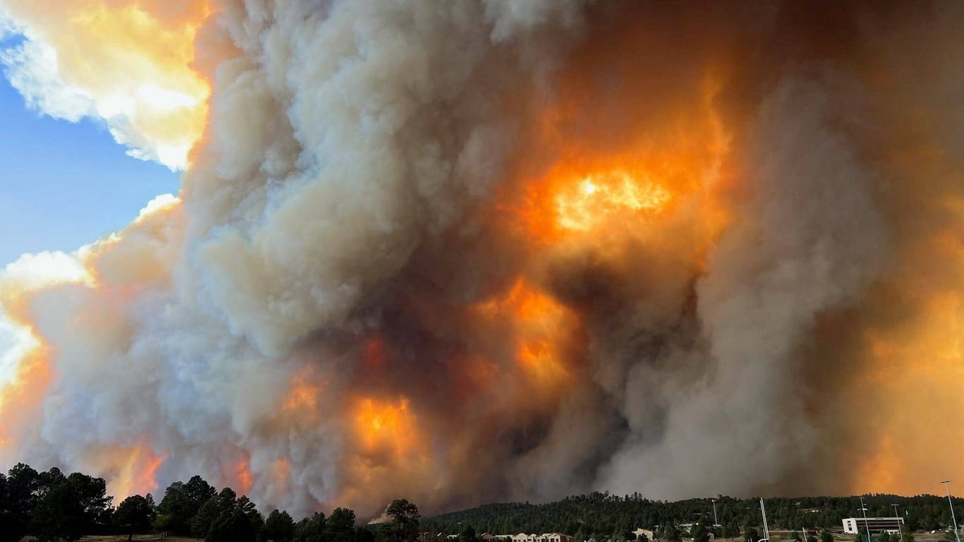 Waldbrand im US-Bundesstaat New Mexico: Mindestens eine Person wurde getötet, Tausende mussten ihre Häuser verlassen.