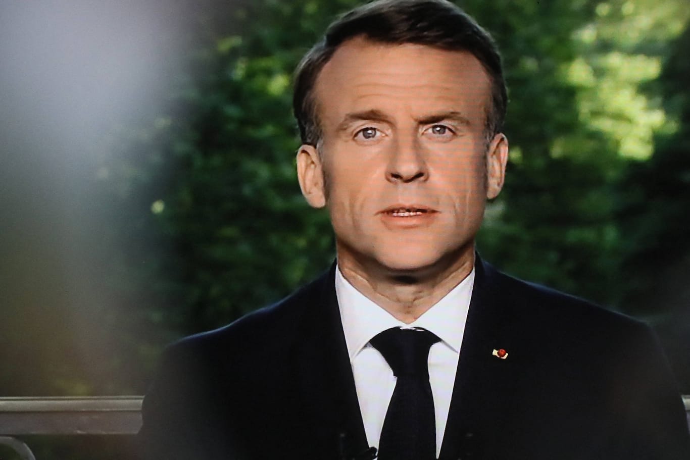 Frankreichs Präsident Emmanuel Macron hält eine Ansprache im TV.