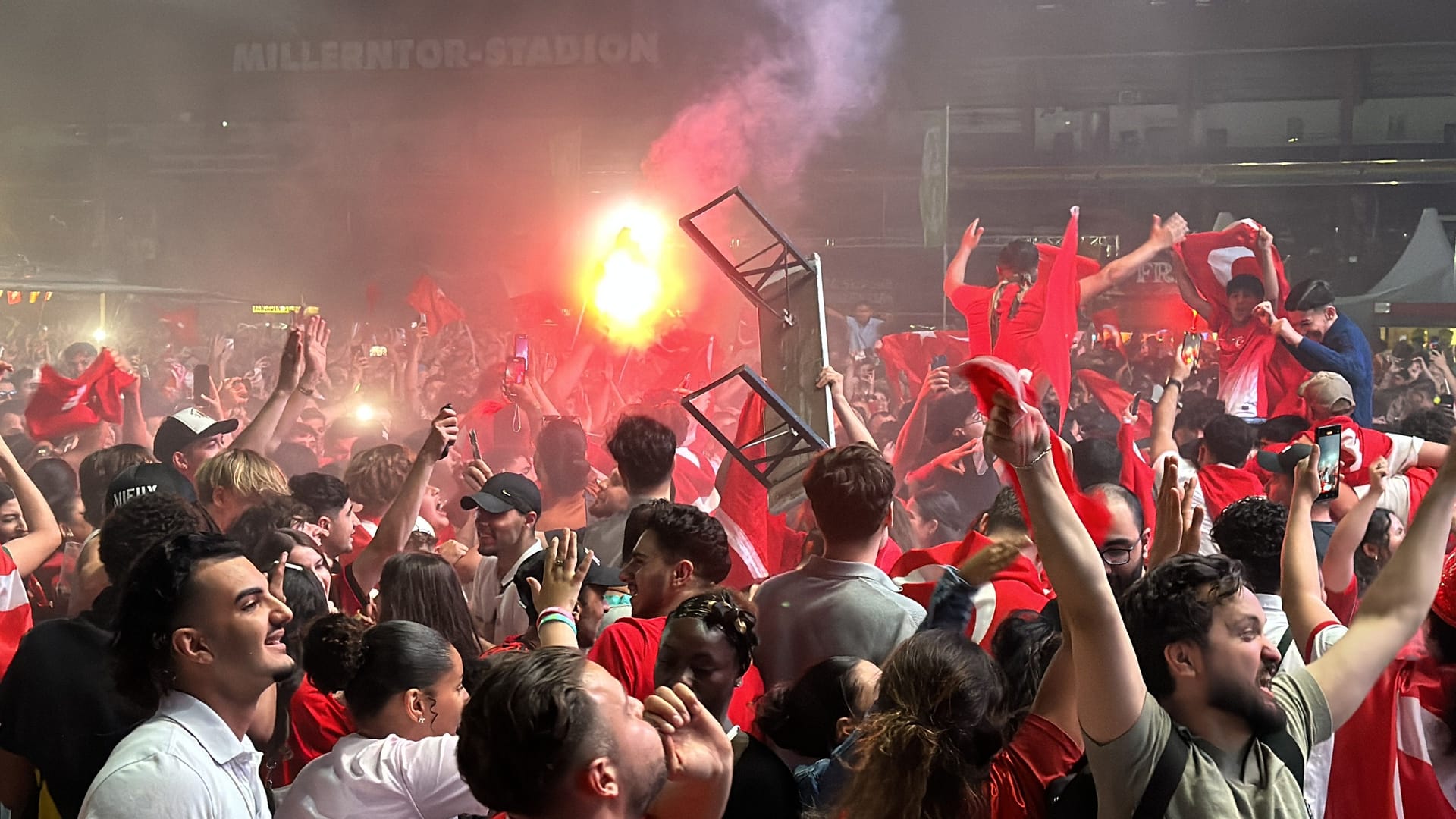 Ekstase auf dem Heiligengeistfeld: Nach dem Abpfiff war unter den türkischen Fans kein Halten mehr.