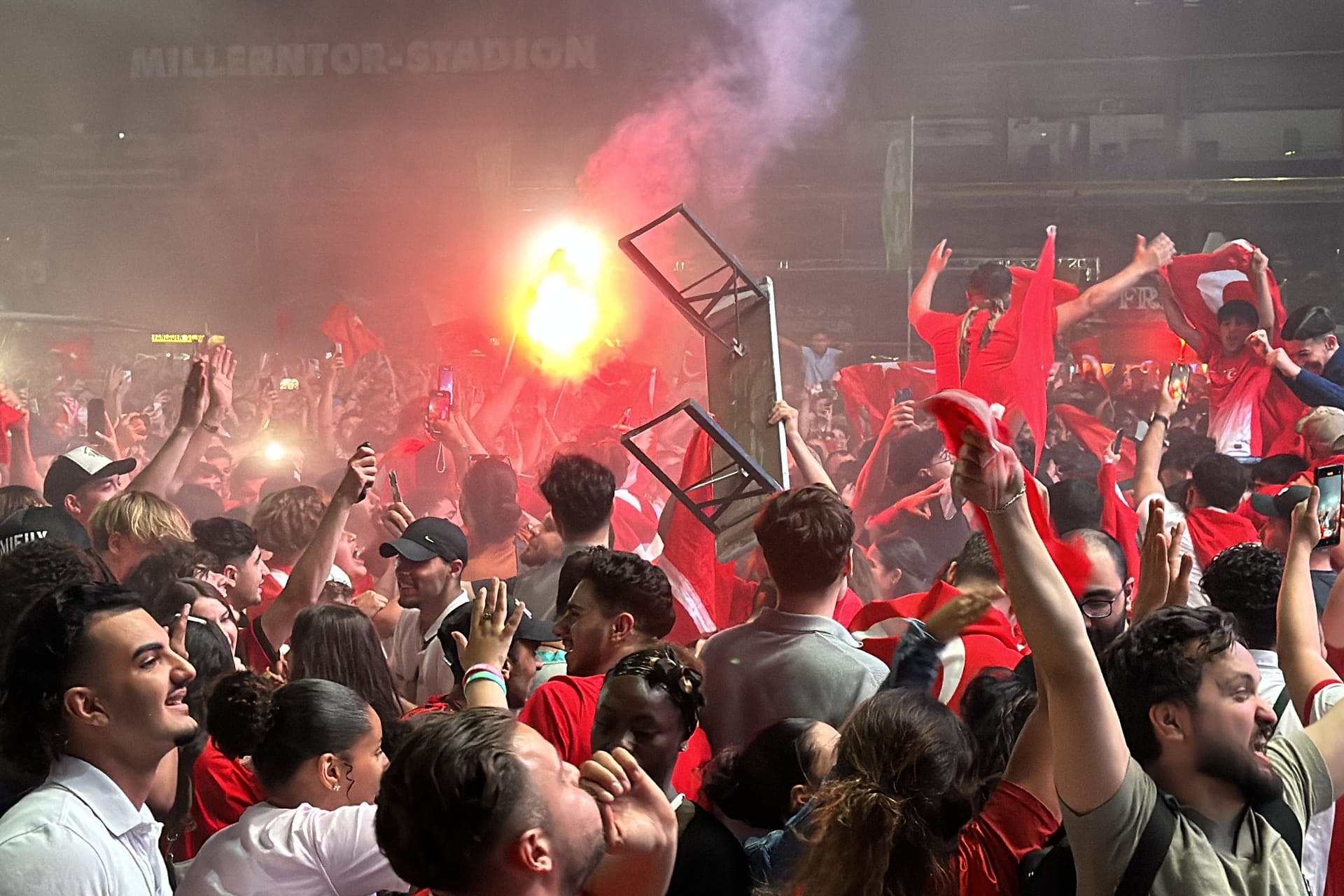 Ekstase auf dem Heiligengeistfeld: Nach dem Abpfiff war unter den türkischen Fans kein Halten mehr.