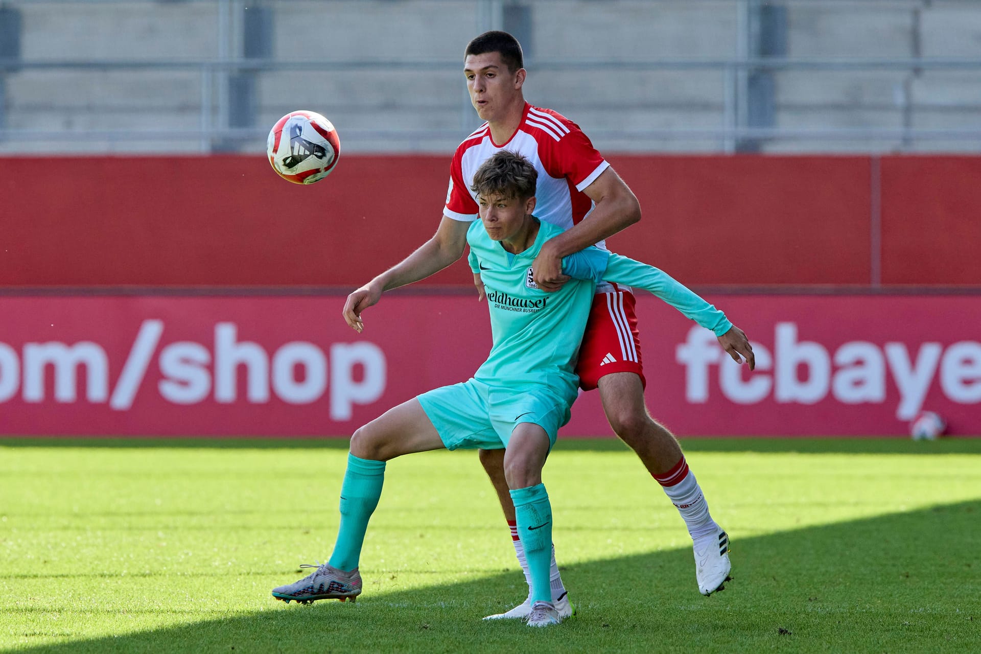 Raphael Ott (im Duell mit Ljubo Puljic vom FC Bayern): Der Flügelstürmer ist einer von drei Nachwuchsspielern, die zu den Profis aufrücken.