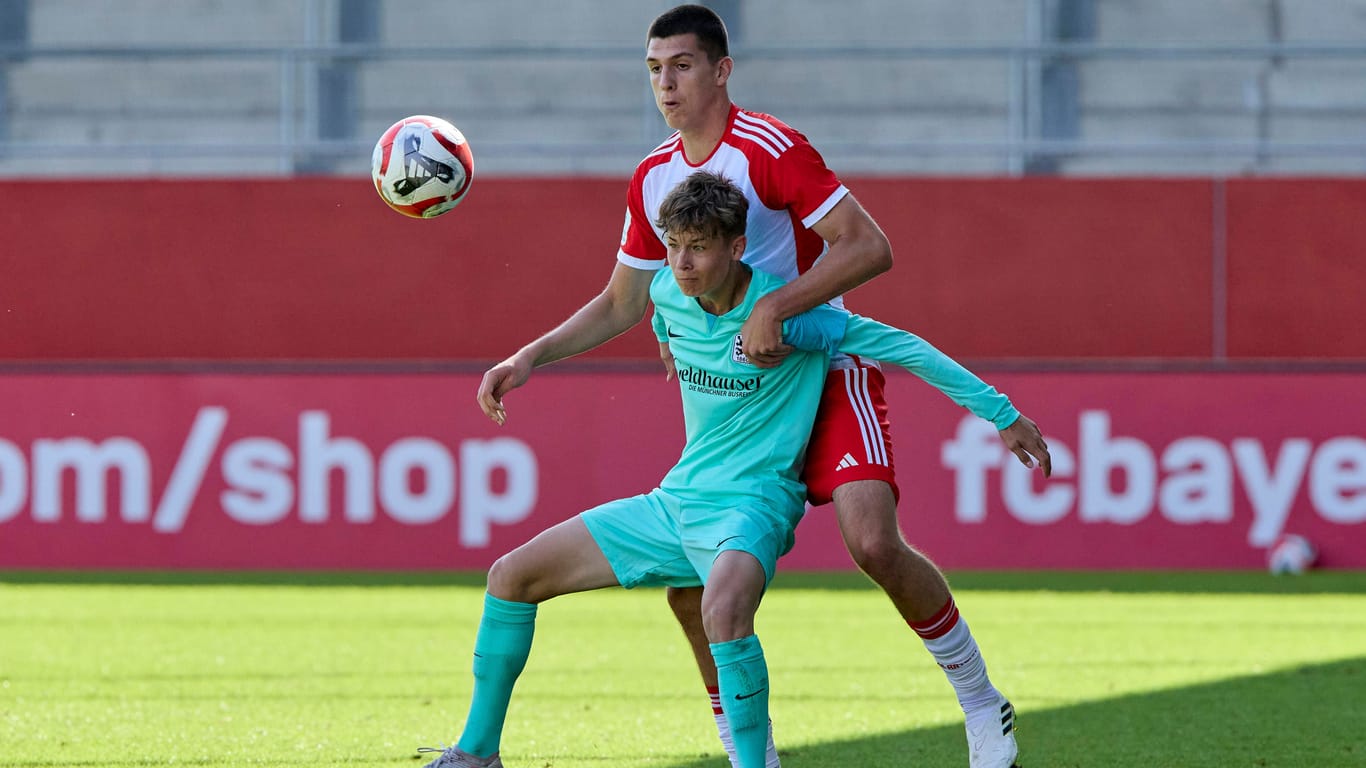 Raphael Ott (im Duell mit Ljubo Puljic vom FC Bayern): Der Flügelstürmer ist einer von drei Nachwuchsspielern, die zu den Profis aufrücken.