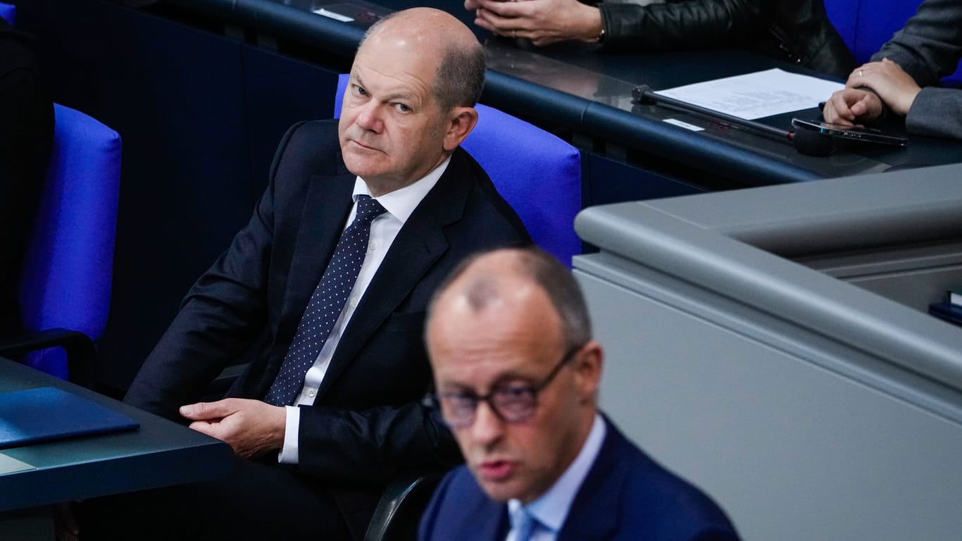 Bundeskanzler Olaf Scholz und CDU-Chef Friedrich Merz (Archivbild): Die Union wünscht sich Neuwahlen, der Kanzler hat die Macht darüber.